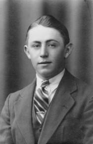VQ-116 - Walter Quanz Portrait - early 1940s.jpg